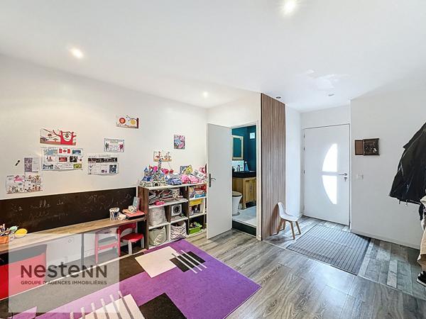 Maison de ville 230 m² - 8 pièces - 4 chambres dont 2 suites parentales - centre-ville - proche écoles, commerces et transports - grande cour - volumes généreux