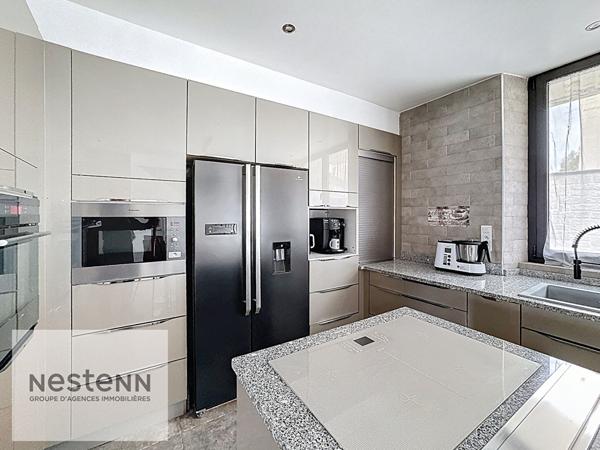 Maison de ville 230 m² - 8 pièces - 4 chambres dont 2 suites parentales - centre-ville - proche écoles, commerces et transports - grande cour - volumes généreux