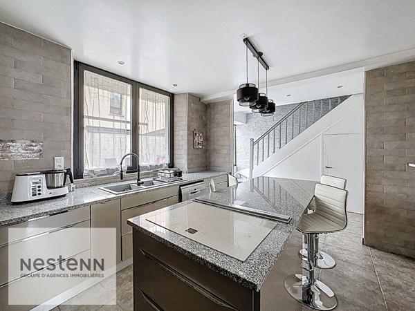 Maison de ville 230 m² - 8 pièces - 4 chambres dont 2 suites parentales - centre-ville - proche écoles, commerces et transports - grande cour - volumes généreux