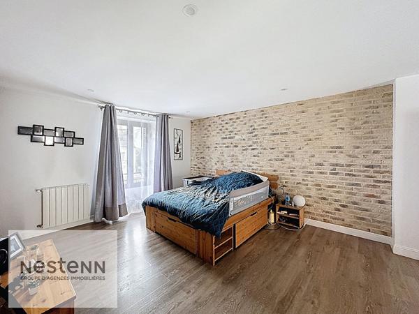 Maison de ville 230 m² - 8 pièces - 4 chambres dont 2 suites parentales - centre-ville - proche écoles, commerces et transports - grande cour - volumes généreux