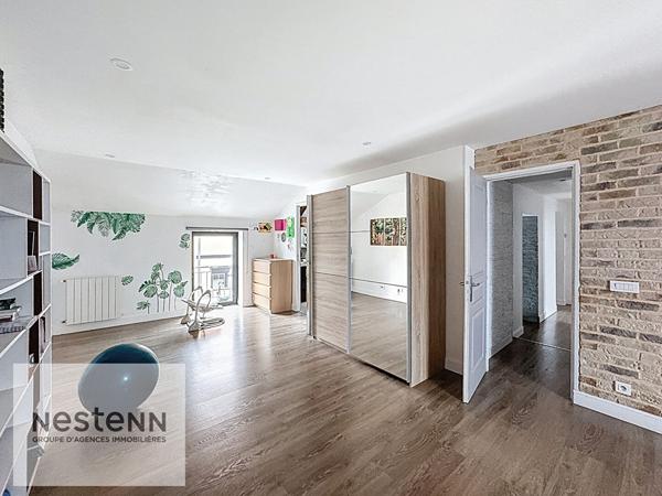 Maison de ville 230 m² - 8 pièces - 4 chambres dont 2 suites parentales - centre-ville - proche écoles, commerces et transports - grande cour - volumes généreux