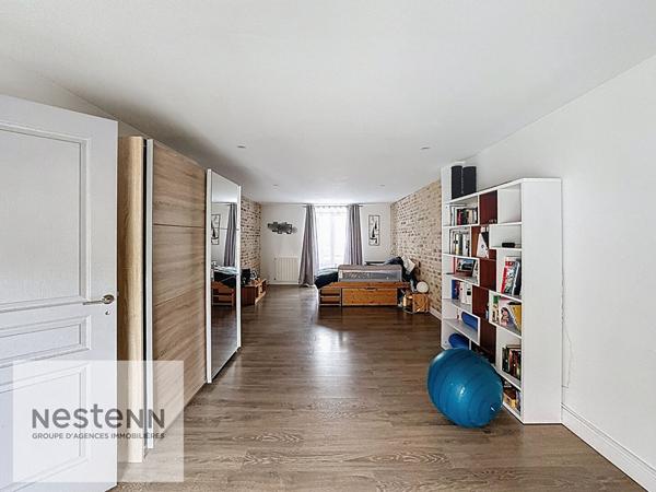 Maison de ville 230 m² - 8 pièces - 4 chambres dont 2 suites parentales - centre-ville - proche écoles, commerces et transports - grande cour - volumes généreux