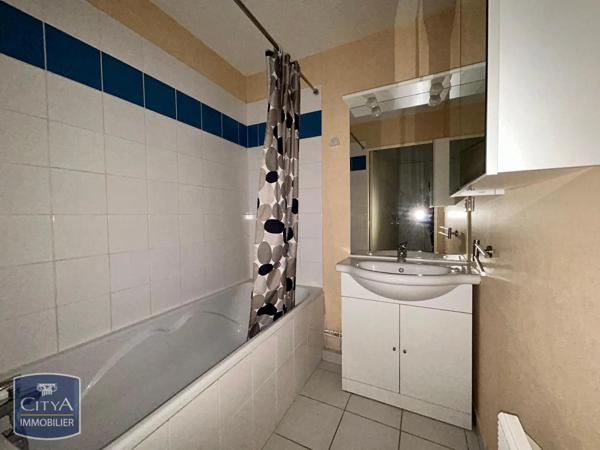 Appartement à louer 2 pièces 47.39m² Saint-Amand-Montrond (18200)
