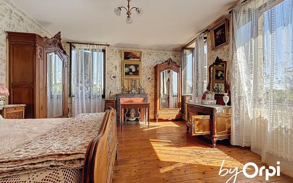 Maison à vendre    6 pièces • 210,46 m2 Lapeyrouse