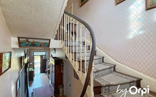 Maison à vendre    6 pièces • 210,46 m2 Lapeyrouse