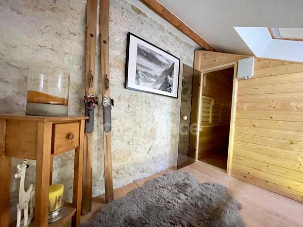 PRÉVESSIN-MOËNS – Ancienne forge du XIXᵉ transformée en loft – 187 m² – 3 chambres – Jardin