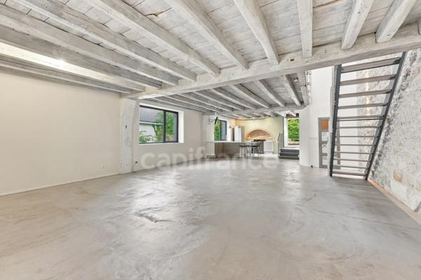 PRÉVESSIN-MOËNS – Ancienne forge du XIXᵉ transformée en loft – 187 m² – 3 chambres – Jardin