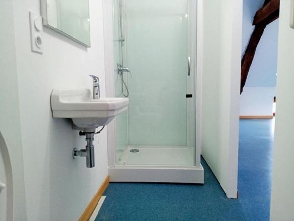 Immeuble rénové avec appartement duplex et local – centre Limogne-en-Quercy