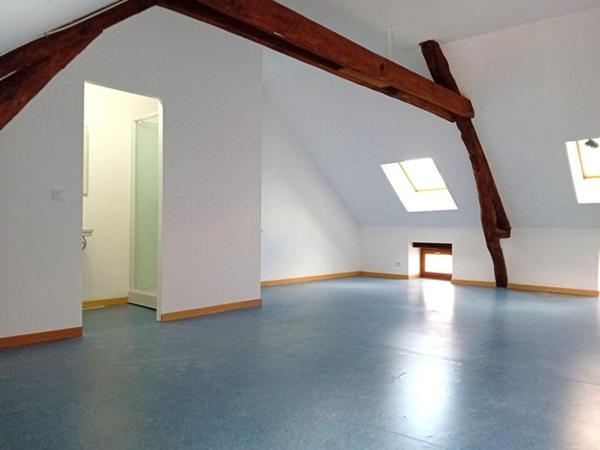 Immeuble rénové avec appartement duplex et local – centre Limogne-en-Quercy