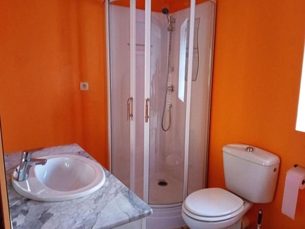 Immeuble rénové avec appartement duplex et local – centre Limogne-en-Quercy