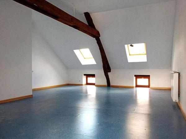 Immeuble rénové avec appartement duplex et local – centre Limogne-en-Quercy