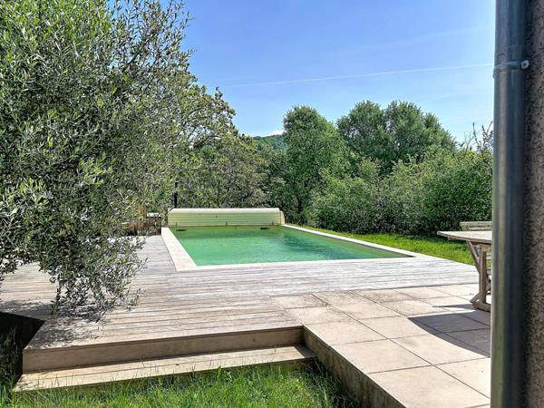 Vue dégagée, piscine et volumes généreux : une maison familiale d’exception dans le quartier prisé du Colombier.”