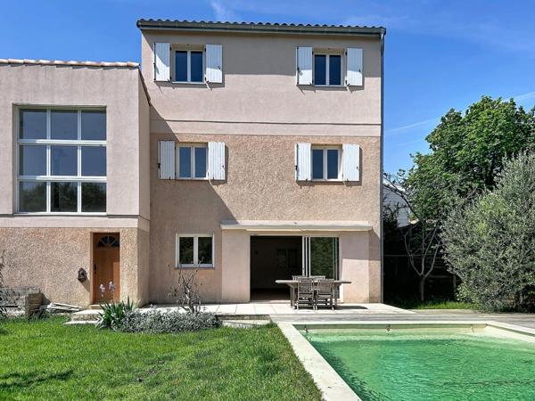 Vue dégagée, piscine et volumes généreux : une maison familiale d’exception dans le quartier prisé du Colombier.”
