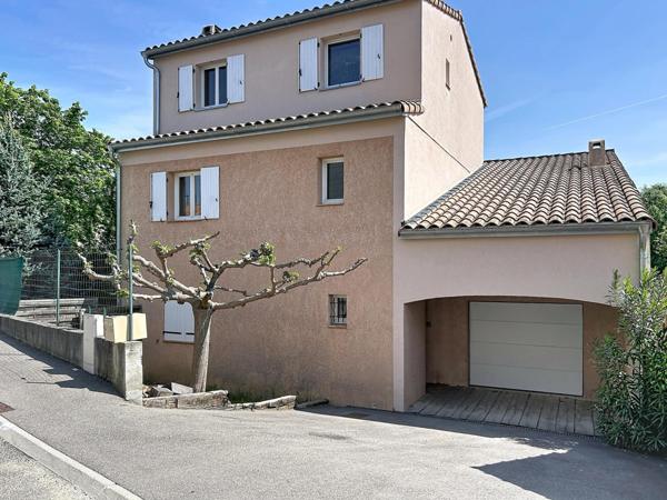 Vue dégagée, piscine et volumes généreux : une maison familiale d’exception dans le quartier prisé du Colombier.”