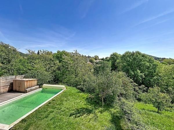 Vue dégagée, piscine et volumes généreux : une maison familiale d’exception dans le quartier prisé du Colombier.”