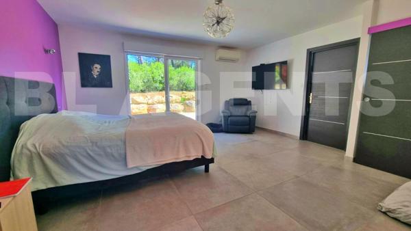 Villa d’Architecte d’Exception avec Vue Panoramique 360° à Bagnols-en-Forêt.