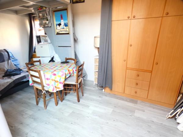 Roquille. Studio mezzanine avec terrasse et parking