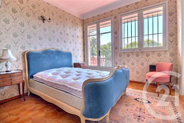 Maison à vendre  7 pièces - 199,28 m 2   ROQUEBRUNE SUR ARGENS  - 83