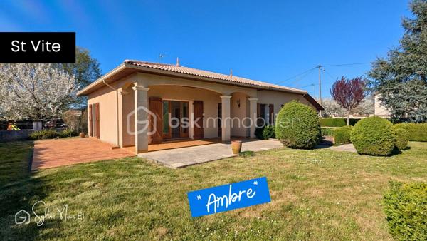 À Saint-Vite, dans un environnement pratique à proximité immédiate des commerces, découvrez *Ambre*, une maison de plain-pied construite en 2001 prête à accueillir votre projet de vie.
Dès l’entrée, vous profitez d’un espace fonctionnel avec rangements, desservant une cuisine aménagée séparée avec cellier attenant, ainsi qu’un séjour lumineux ouvert sur deux terrasses.
La maison offre trois chambres, une salle de bain avec douche et un WC indépendant.
À l’extérieur, le charme opère immédiatement : le jardin, entièrement clos et soigneusement paysagé, propose plusieurs espaces de détente avec ses terrasses, des arbres fruitiers et d’ornement, dans un cadre structuré et agréable à vivre.
Côté pratique, vous bénéficiez également d’un garage, d’une dépendance d’environ 30 m² (atelier, stockage ou projet complémentaire), d’un parking goudronné facilitant le stationnement et d’un puits.
Maison saine et fonctionnelle.