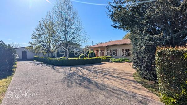 À Saint-Vite, dans un environnement pratique à proximité immédiate des commerces, découvrez *Ambre*, une maison de plain-pied construite en 2001 prête à accueillir votre projet de vie.
Dès l’entrée, vous profitez d’un espace fonctionnel avec rangements, desservant une cuisine aménagée séparée avec cellier attenant, ainsi qu’un séjour lumineux ouvert sur deux terrasses.
La maison offre trois chambres, une salle de bain avec douche et un WC indépendant.
À l’extérieur, le charme opère immédiatement : le jardin, entièrement clos et soigneusement paysagé, propose plusieurs espaces de détente avec ses terrasses, des arbres fruitiers et d’ornement, dans un cadre structuré et agréable à vivre.
Côté pratique, vous bénéficiez également d’un garage, d’une dépendance d’environ 30 m² (atelier, stockage ou projet complémentaire), d’un parking goudronné facilitant le stationnement et d’un puits.
Maison saine et fonctionnelle.