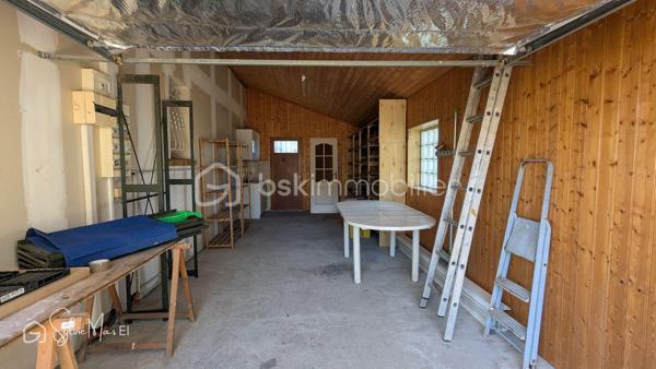 À Saint-Vite, dans un environnement pratique à proximité immédiate des commerces, découvrez *Ambre*, une maison de plain-pied construite en 2001 prête à accueillir votre projet de vie.
Dès l’entrée, vous profitez d’un espace fonctionnel avec rangements, desservant une cuisine aménagée séparée avec cellier attenant, ainsi qu’un séjour lumineux ouvert sur deux terrasses.
La maison offre trois chambres, une salle de bain avec douche et un WC indépendant.
À l’extérieur, le charme opère immédiatement : le jardin, entièrement clos et soigneusement paysagé, propose plusieurs espaces de détente avec ses terrasses, des arbres fruitiers et d’ornement, dans un cadre structuré et agréable à vivre.
Côté pratique, vous bénéficiez également d’un garage, d’une dépendance d’environ 30 m² (atelier, stockage ou projet complémentaire), d’un parking goudronné facilitant le stationnement et d’un puits.
Maison saine et fonctionnelle.