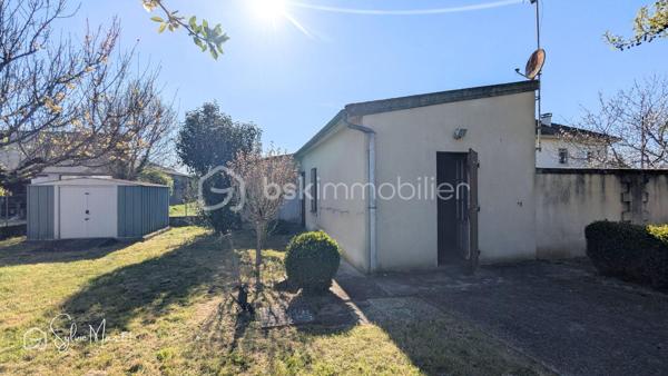 À Saint-Vite, dans un environnement pratique à proximité immédiate des commerces, découvrez *Ambre*, une maison de plain-pied construite en 2001 prête à accueillir votre projet de vie.
Dès l’entrée, vous profitez d’un espace fonctionnel avec rangements, desservant une cuisine aménagée séparée avec cellier attenant, ainsi qu’un séjour lumineux ouvert sur deux terrasses.
La maison offre trois chambres, une salle de bain avec douche et un WC indépendant.
À l’extérieur, le charme opère immédiatement : le jardin, entièrement clos et soigneusement paysagé, propose plusieurs espaces de détente avec ses terrasses, des arbres fruitiers et d’ornement, dans un cadre structuré et agréable à vivre.
Côté pratique, vous bénéficiez également d’un garage, d’une dépendance d’environ 30 m² (atelier, stockage ou projet complémentaire), d’un parking goudronné facilitant le stationnement et d’un puits.
Maison saine et fonctionnelle.