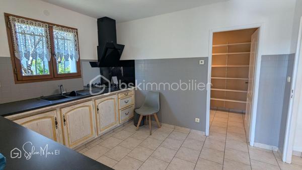 À Saint-Vite, dans un environnement pratique à proximité immédiate des commerces, découvrez *Ambre*, une maison de plain-pied construite en 2001 prête à accueillir votre projet de vie.
Dès l’entrée, vous profitez d’un espace fonctionnel avec rangements, desservant une cuisine aménagée séparée avec cellier attenant, ainsi qu’un séjour lumineux ouvert sur deux terrasses.
La maison offre trois chambres, une salle de bain avec douche et un WC indépendant.
À l’extérieur, le charme opère immédiatement : le jardin, entièrement clos et soigneusement paysagé, propose plusieurs espaces de détente avec ses terrasses, des arbres fruitiers et d’ornement, dans un cadre structuré et agréable à vivre.
Côté pratique, vous bénéficiez également d’un garage, d’une dépendance d’environ 30 m² (atelier, stockage ou projet complémentaire), d’un parking goudronné facilitant le stationnement et d’un puits.
Maison saine et fonctionnelle.