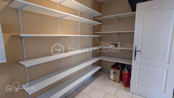 À Saint-Vite, dans un environnement pratique à proximité immédiate des commerces, découvrez *Ambre*, une maison de plain-pied construite en 2001 prête à accueillir votre projet de vie.
Dès l’entrée, vous profitez d’un espace fonctionnel avec rangements, desservant une cuisine aménagée séparée avec cellier attenant, ainsi qu’un séjour lumineux ouvert sur deux terrasses.
La maison offre trois chambres, une salle de bain avec douche et un WC indépendant.
À l’extérieur, le charme opère immédiatement : le jardin, entièrement clos et soigneusement paysagé, propose plusieurs espaces de détente avec ses terrasses, des arbres fruitiers et d’ornement, dans un cadre structuré et agréable à vivre.
Côté pratique, vous bénéficiez également d’un garage, d’une dépendance d’environ 30 m² (atelier, stockage ou projet complémentaire), d’un parking goudronné facilitant le stationnement et d’un puits.
Maison saine et fonctionnelle.
