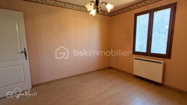 À Saint-Vite, dans un environnement pratique à proximité immédiate des commerces, découvrez *Ambre*, une maison de plain-pied construite en 2001 prête à accueillir votre projet de vie.
Dès l’entrée, vous profitez d’un espace fonctionnel avec rangements, desservant une cuisine aménagée séparée avec cellier attenant, ainsi qu’un séjour lumineux ouvert sur deux terrasses.
La maison offre trois chambres, une salle de bain avec douche et un WC indépendant.
À l’extérieur, le charme opère immédiatement : le jardin, entièrement clos et soigneusement paysagé, propose plusieurs espaces de détente avec ses terrasses, des arbres fruitiers et d’ornement, dans un cadre structuré et agréable à vivre.
Côté pratique, vous bénéficiez également d’un garage, d’une dépendance d’environ 30 m² (atelier, stockage ou projet complémentaire), d’un parking goudronné facilitant le stationnement et d’un puits.
Maison saine et fonctionnelle.