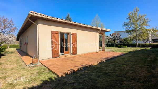 À Saint-Vite, dans un environnement pratique à proximité immédiate des commerces, découvrez *Ambre*, une maison de plain-pied construite en 2001 prête à accueillir votre projet de vie.
Dès l’entrée, vous profitez d’un espace fonctionnel avec rangements, desservant une cuisine aménagée séparée avec cellier attenant, ainsi qu’un séjour lumineux ouvert sur deux terrasses.
La maison offre trois chambres, une salle de bain avec douche et un WC indépendant.
À l’extérieur, le charme opère immédiatement : le jardin, entièrement clos et soigneusement paysagé, propose plusieurs espaces de détente avec ses terrasses, des arbres fruitiers et d’ornement, dans un cadre structuré et agréable à vivre.
Côté pratique, vous bénéficiez également d’un garage, d’une dépendance d’environ 30 m² (atelier, stockage ou projet complémentaire), d’un parking goudronné facilitant le stationnement et d’un puits.
Maison saine et fonctionnelle.