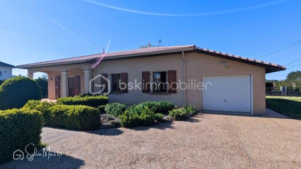 À Saint-Vite, dans un environnement pratique à proximité immédiate des commerces, découvrez *Ambre*, une maison de plain-pied construite en 2001 prête à accueillir votre projet de vie.
Dès l’entrée, vous profitez d’un espace fonctionnel avec rangements, desservant une cuisine aménagée séparée avec cellier attenant, ainsi qu’un séjour lumineux ouvert sur deux terrasses.
La maison offre trois chambres, une salle de bain avec douche et un WC indépendant.
À l’extérieur, le charme opère immédiatement : le jardin, entièrement clos et soigneusement paysagé, propose plusieurs espaces de détente avec ses terrasses, des arbres fruitiers et d’ornement, dans un cadre structuré et agréable à vivre.
Côté pratique, vous bénéficiez également d’un garage, d’une dépendance d’environ 30 m² (atelier, stockage ou projet complémentaire), d’un parking goudronné facilitant le stationnement et d’un puits.
Maison saine et fonctionnelle.