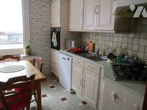 MAISON MITOYENNE à 2 pas de la place 3 chambres cour garage