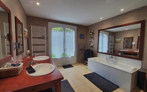 MAISON SUR SOUS-SOL - 5 CHAMBRES ET +