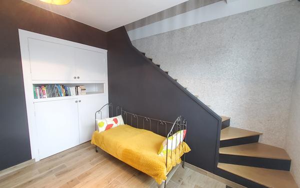 MAISON SUR SOUS-SOL - 5 CHAMBRES ET +