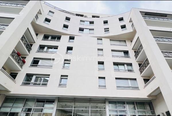 Opportunité spécial investisseur ou primo-accedant 2 pièces lumineux avec terrasse, cave et parking
 
À découvrir sans tarder !

Appartement renové 
 
Je vous présente, ce bel appartement récemment rénové de 2 pièces, idéal pour un premier achat, situé dans une résidence récente et bien entretenue à Charenton-le-Pont.

Il se compose d’une entrée accueillante avec placard, d’un séjour spacieux et lumineux avec deux grandes baies vitrées ouvrant sur une superbe terrasse filante.

Une cuisine indépendante, une belle chambre confortable, une salle de bains et des toilettes séparées.

Une cave et une place de parking complètent ce bien.
 
✅ Les atouts ++

•        Appartement rénové en aout 2026
•        Résidence moderne de standing sécurisée avec gardienne
•        Luminosité optimale grâce à l’exposition
•        Cave et place de parking privative
•        Commerces à proximité immédiate
•        Proche des transports
•        Fenêtre en aluminium double vitrage
•        Ravalement récent et faibles charges
•        Accès aux personnes à mobilité réduite
•        Excellent rendement locatif
 
Un bien parfaitement adapté pour un premier investissement ou une première acquisition, offrant confort, praticité et qualité de vie dans un quartier recherché en plein développement.
 
Contactez-moi sans tarder pour une visite : 06 32 93 56 87

-----------------------------------------------------------------------------------------------------------------
Selon l’article L.561.5 du Code Monétaire et Financier, pour l’organisation de la visite, la présentation d’une pièce d’identité vous sera demandée.
------------------------------------------------------------------------------------------------------------------