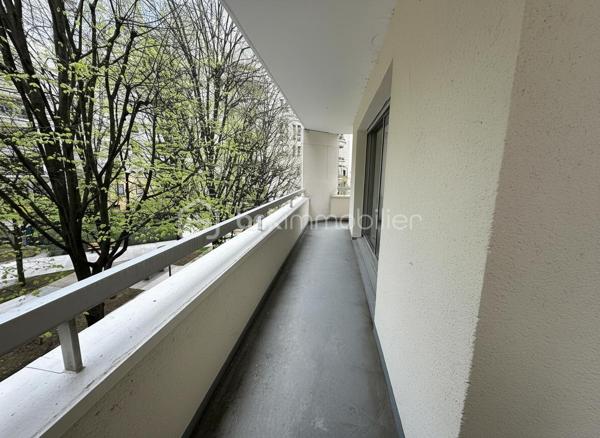 Opportunité spécial investisseur ou primo-accedant 2 pièces lumineux avec terrasse, cave et parking
 
À découvrir sans tarder !

Appartement renové 
 
Je vous présente, ce bel appartement récemment rénové de 2 pièces, idéal pour un premier achat, situé dans une résidence récente et bien entretenue à Charenton-le-Pont.

Il se compose d’une entrée accueillante avec placard, d’un séjour spacieux et lumineux avec deux grandes baies vitrées ouvrant sur une superbe terrasse filante.

Une cuisine indépendante, une belle chambre confortable, une salle de bains et des toilettes séparées.

Une cave et une place de parking complètent ce bien.
 
✅ Les atouts ++

•        Appartement rénové en aout 2026
•        Résidence moderne de standing sécurisée avec gardienne
•        Luminosité optimale grâce à l’exposition
•        Cave et place de parking privative
•        Commerces à proximité immédiate
•        Proche des transports
•        Fenêtre en aluminium double vitrage
•        Ravalement récent et faibles charges
•        Accès aux personnes à mobilité réduite
•        Excellent rendement locatif
 
Un bien parfaitement adapté pour un premier investissement ou une première acquisition, offrant confort, praticité et qualité de vie dans un quartier recherché en plein développement.
 
Contactez-moi sans tarder pour une visite : 06 32 93 56 87

-----------------------------------------------------------------------------------------------------------------
Selon l’article L.561.5 du Code Monétaire et Financier, pour l’organisation de la visite, la présentation d’une pièce d’identité vous sera demandée.
------------------------------------------------------------------------------------------------------------------