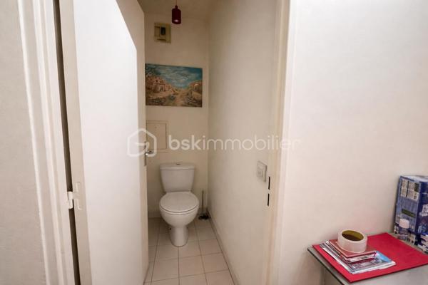 Opportunité spécial investisseur ou primo-accedant 2 pièces lumineux avec terrasse, cave et parking
 
À découvrir sans tarder !

Appartement renové 
 
Je vous présente, ce bel appartement récemment rénové de 2 pièces, idéal pour un premier achat, situé dans une résidence récente et bien entretenue à Charenton-le-Pont.

Il se compose d’une entrée accueillante avec placard, d’un séjour spacieux et lumineux avec deux grandes baies vitrées ouvrant sur une superbe terrasse filante.

Une cuisine indépendante, une belle chambre confortable, une salle de bains et des toilettes séparées.

Une cave et une place de parking complètent ce bien.
 
✅ Les atouts ++

•        Appartement rénové en aout 2026
•        Résidence moderne de standing sécurisée avec gardienne
•        Luminosité optimale grâce à l’exposition
•        Cave et place de parking privative
•        Commerces à proximité immédiate
•        Proche des transports
•        Fenêtre en aluminium double vitrage
•        Ravalement récent et faibles charges
•        Accès aux personnes à mobilité réduite
•        Excellent rendement locatif
 
Un bien parfaitement adapté pour un premier investissement ou une première acquisition, offrant confort, praticité et qualité de vie dans un quartier recherché en plein développement.
 
Contactez-moi sans tarder pour une visite : 06 32 93 56 87

-----------------------------------------------------------------------------------------------------------------
Selon l’article L.561.5 du Code Monétaire et Financier, pour l’organisation de la visite, la présentation d’une pièce d’identité vous sera demandée.
------------------------------------------------------------------------------------------------------------------