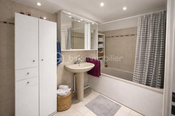 Opportunité spécial investisseur ou primo-accedant 2 pièces lumineux avec terrasse, cave et parking
 
À découvrir sans tarder !

Appartement renové 
 
Je vous présente, ce bel appartement récemment rénové de 2 pièces, idéal pour un premier achat, situé dans une résidence récente et bien entretenue à Charenton-le-Pont.

Il se compose d’une entrée accueillante avec placard, d’un séjour spacieux et lumineux avec deux grandes baies vitrées ouvrant sur une superbe terrasse filante.

Une cuisine indépendante, une belle chambre confortable, une salle de bains et des toilettes séparées.

Une cave et une place de parking complètent ce bien.
 
✅ Les atouts ++

•        Appartement rénové en aout 2026
•        Résidence moderne de standing sécurisée avec gardienne
•        Luminosité optimale grâce à l’exposition
•        Cave et place de parking privative
•        Commerces à proximité immédiate
•        Proche des transports
•        Fenêtre en aluminium double vitrage
•        Ravalement récent et faibles charges
•        Accès aux personnes à mobilité réduite
•        Excellent rendement locatif
 
Un bien parfaitement adapté pour un premier investissement ou une première acquisition, offrant confort, praticité et qualité de vie dans un quartier recherché en plein développement.
 
Contactez-moi sans tarder pour une visite : 06 32 93 56 87

-----------------------------------------------------------------------------------------------------------------
Selon l’article L.561.5 du Code Monétaire et Financier, pour l’organisation de la visite, la présentation d’une pièce d’identité vous sera demandée.
------------------------------------------------------------------------------------------------------------------
