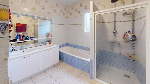 A découvrir sans tarder : charmante maison lumineuse avec garage et jardin clos.