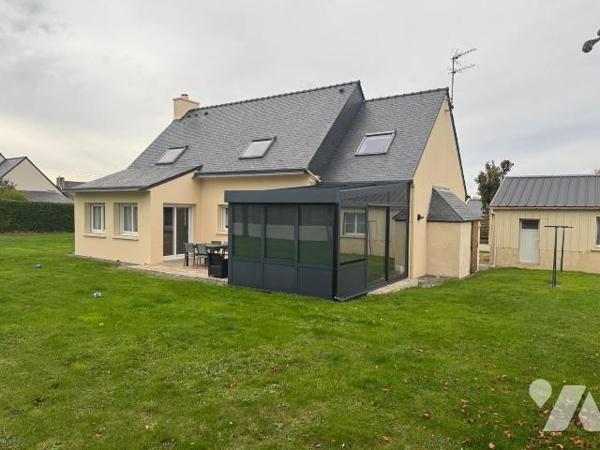 Maison T6 avec Garage, hangar de 60m2 indépendant, serre. 

PLOUGUERNEAU, à environ 800 mètre...