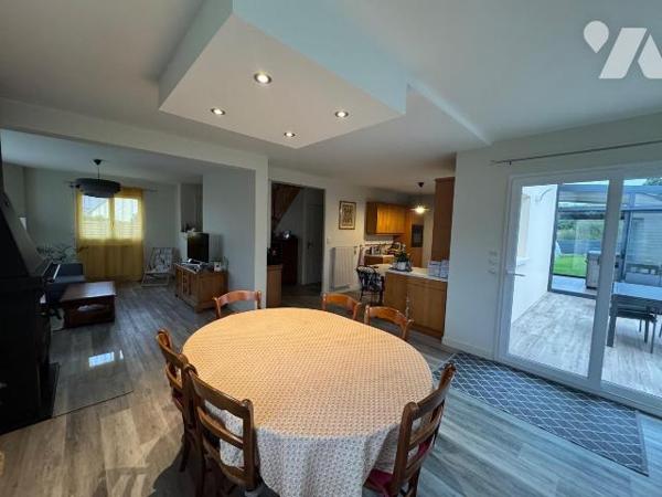 Maison T6 avec Garage, hangar de 60m2 indépendant, serre. 

PLOUGUERNEAU, à environ 800 mètre...