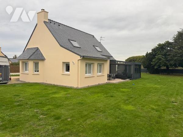 Maison T6 avec Garage, hangar de 60m2 indépendant, serre. 

PLOUGUERNEAU, à environ 800 mètre...