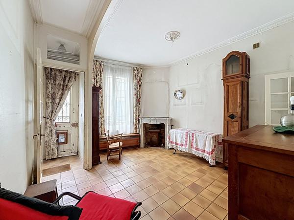 MONTREUIL, 400 METRES DU METRO CROIX DE CHAVAUX, MAISON ANNEES 30 AVEC VERANDA, SOUS-SOL, JARDIN, REMISE ET ATELIER