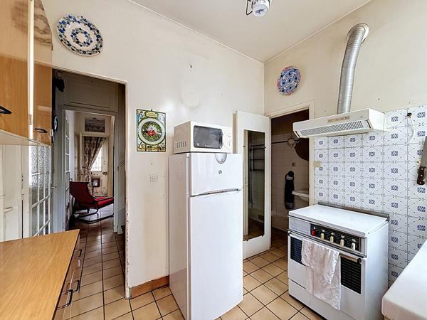 MONTREUIL, 400 METRES DU METRO CROIX DE CHAVAUX, MAISON ANNEES 30 AVEC VERANDA, SOUS-SOL, JARDIN, REMISE ET ATELIER
