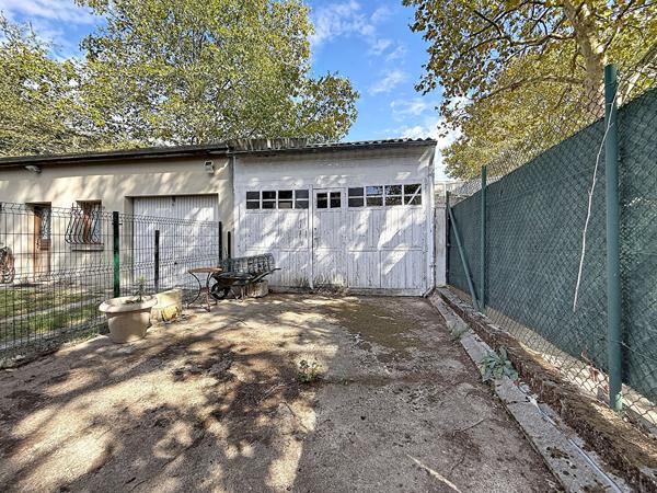 MONTREUIL, 400 METRES DU METRO CROIX DE CHAVAUX, MAISON ANNEES 30 AVEC VERANDA, SOUS-SOL, JARDIN, REMISE ET ATELIER