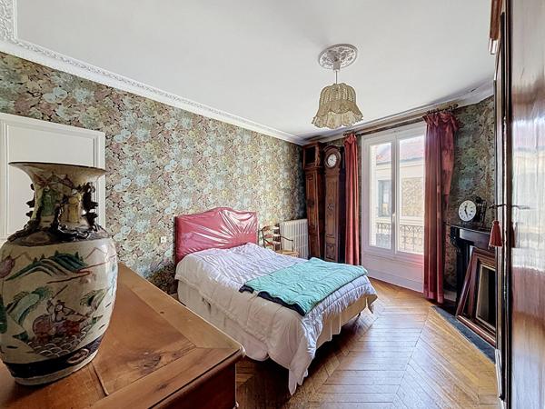 MONTREUIL, 400 METRES DU METRO CROIX DE CHAVAUX, MAISON ANNEES 30 AVEC VERANDA, SOUS-SOL, JARDIN, REMISE ET ATELIER