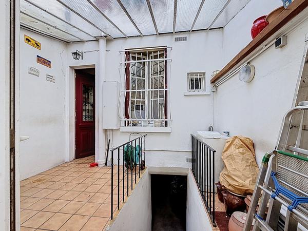 MONTREUIL, 400 METRES DU METRO CROIX DE CHAVAUX, MAISON ANNEES 30 AVEC VERANDA, SOUS-SOL, JARDIN, REMISE ET ATELIER