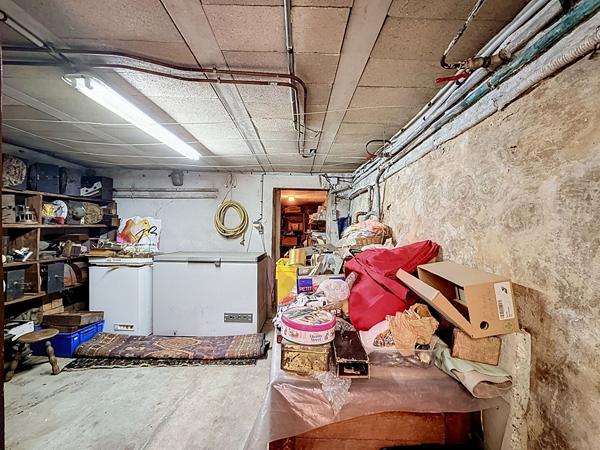 MONTREUIL, 400 METRES DU METRO CROIX DE CHAVAUX, MAISON ANNEES 30 AVEC VERANDA, SOUS-SOL, JARDIN, REMISE ET ATELIER