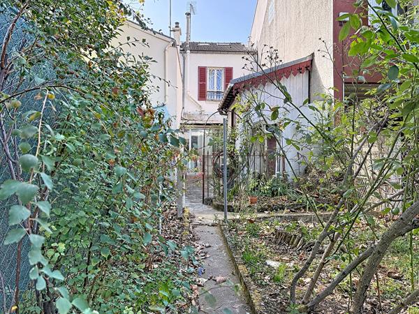 MONTREUIL, 400 METRES DU METRO CROIX DE CHAVAUX, MAISON ANNEES 30 AVEC VERANDA, SOUS-SOL, JARDIN, REMISE ET ATELIER