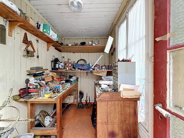 MONTREUIL, 400 METRES DU METRO CROIX DE CHAVAUX, MAISON ANNEES 30 AVEC VERANDA, SOUS-SOL, JARDIN, REMISE ET ATELIER